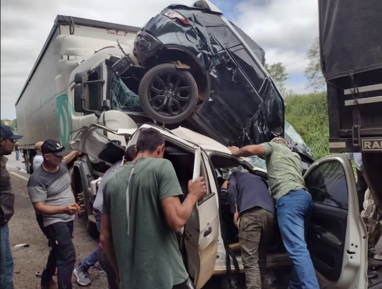 Três pessoas ficam feridas em engavetamento na BR-285 em Panambi