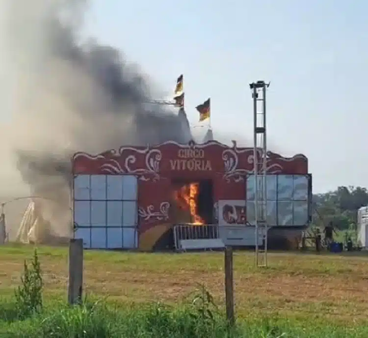 Parte de estrutura de circo pega fogo em Augusto Pestana