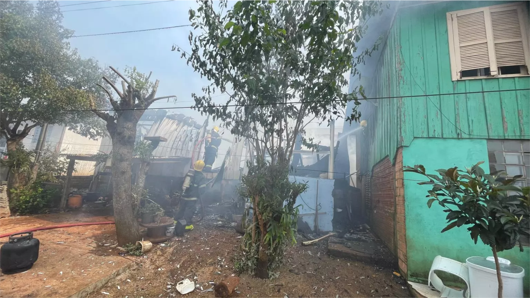 Criança de 3 anos coloca fogo em casa acidentalmente em SC, diz avó: ‘Só Deus pra salvar’