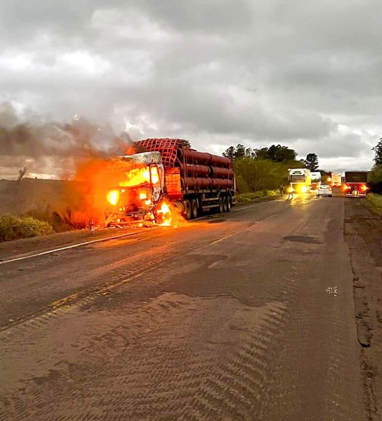 Carreta é consumida pelo fogo na BR 285 em Santo Antônio das Missões