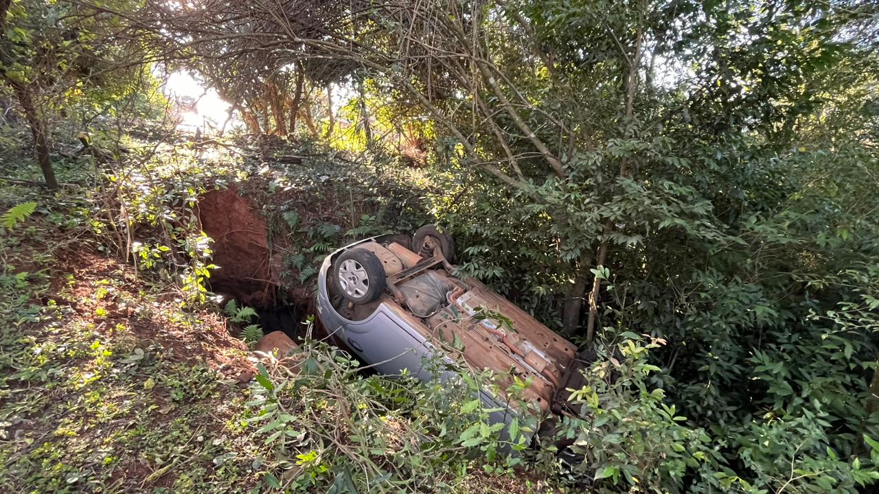 Veículo furtado em Santa Bárbara do Sul foi encontrado capotado