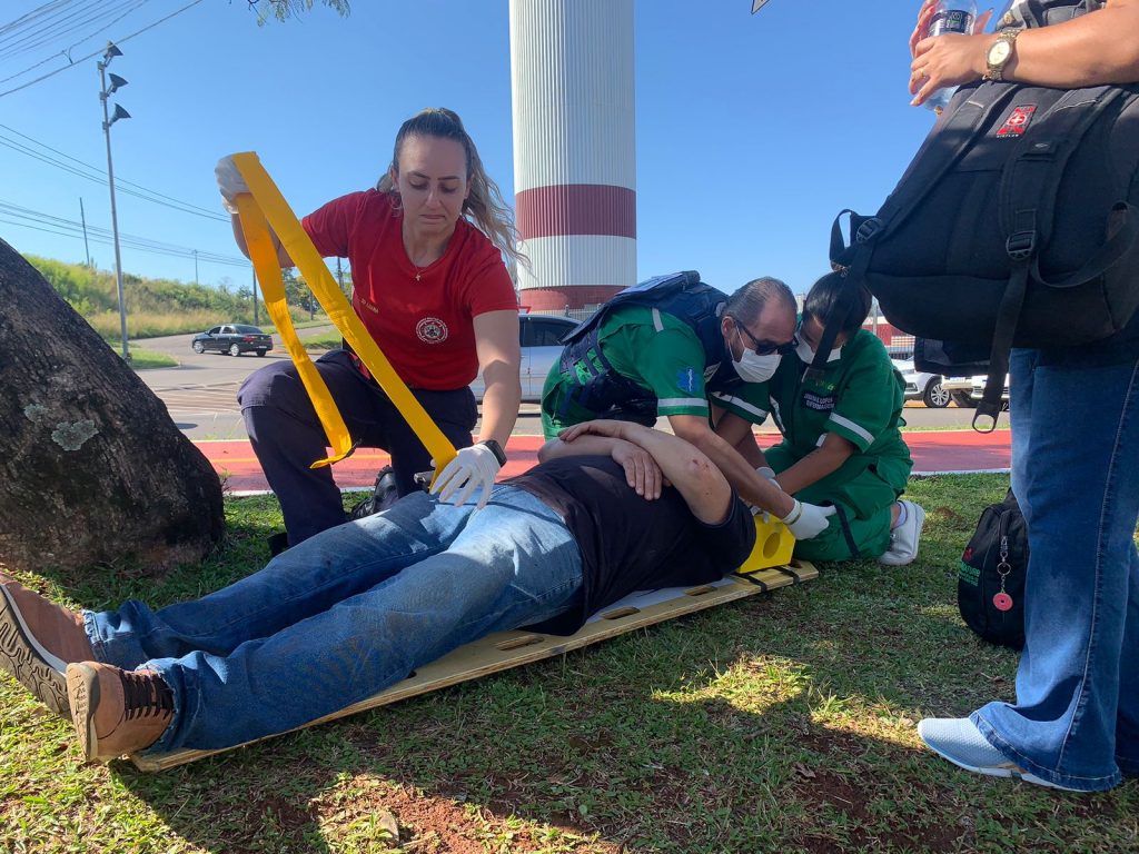 Vítima de capotamento espera mais de 25 minutos por socorro no centro de Passo Fundo