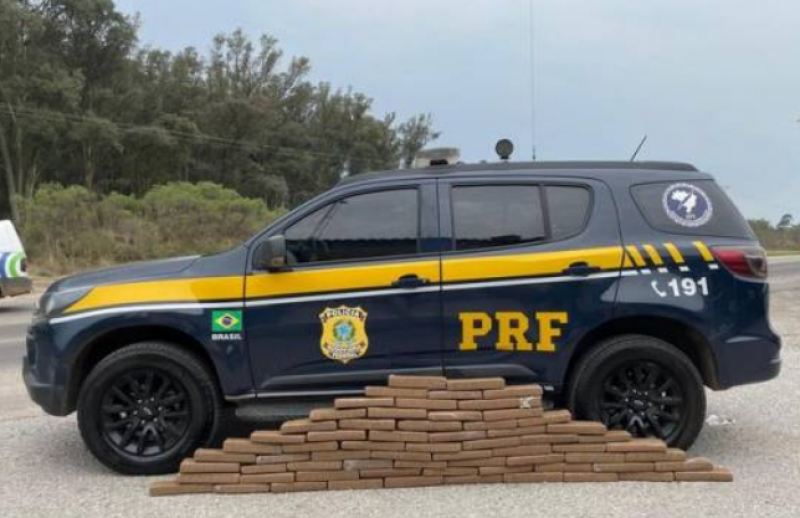 Casal é preso transportando 70 quilos de maconha em carro com duas crianças em Bagé