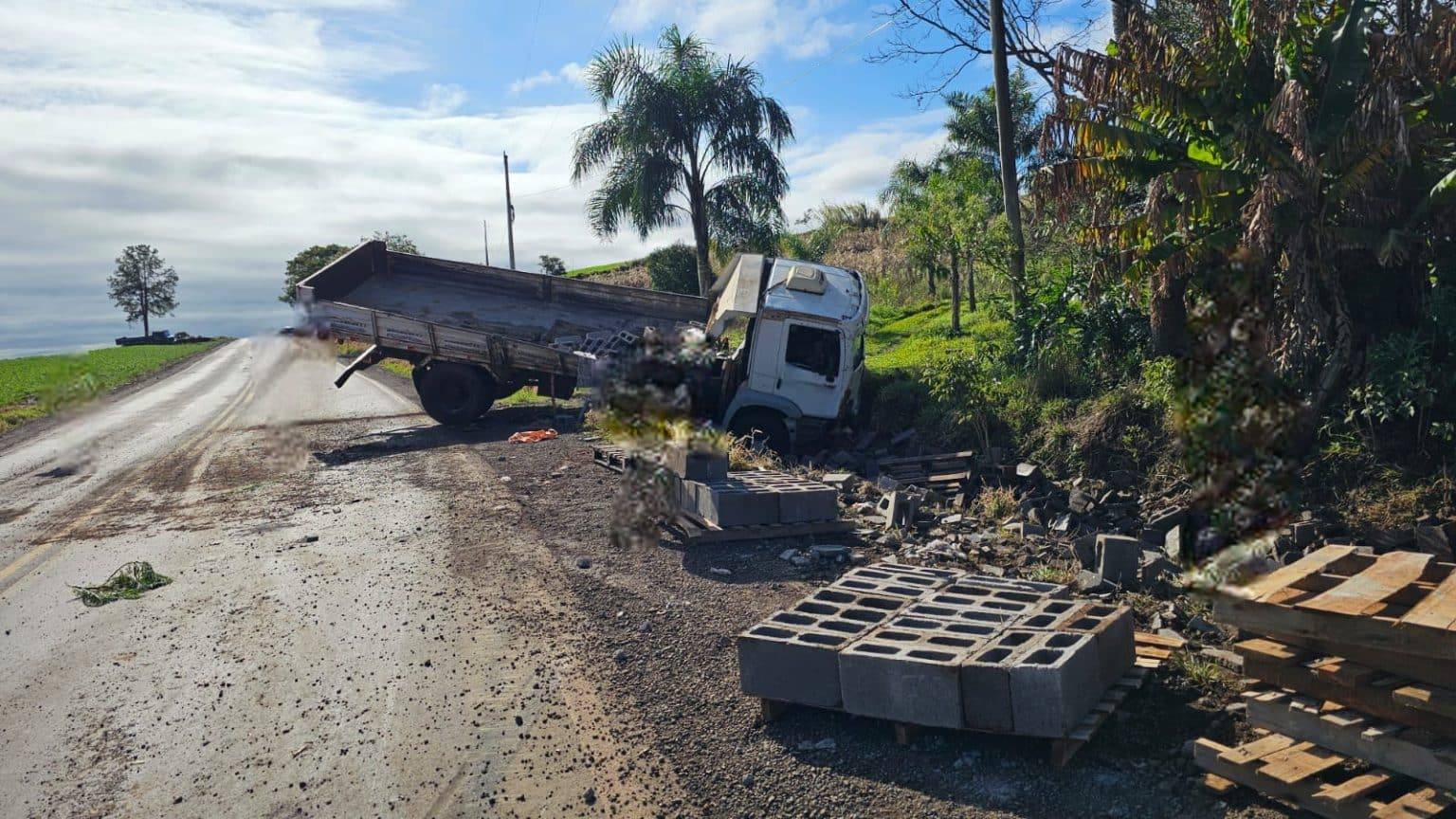 Caminhão de empresa três-passense sai da pista em Linha Turvo na RSC-472