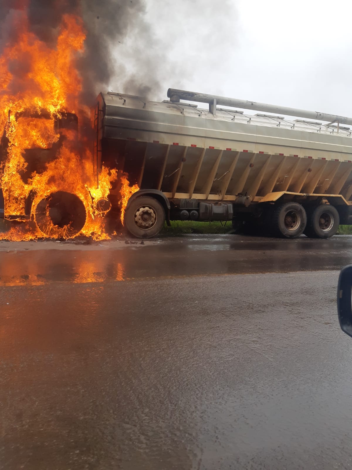 Caminhão é consumido pelo fogo na Br-468 na Esquina Boa Vista divisa entre Campo Novo e Santo Augusto.