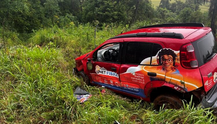 Carro sai da pista na ERS-155 próximo ao Posto São Pedro em Santo Augusto