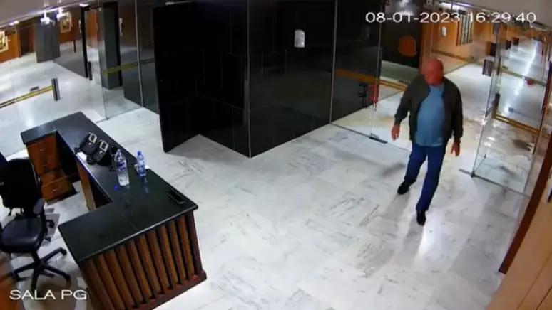 Ministro-chefe do GSI pede demissão do cargo, após divulgação de imagens em que aparece com invasores no Planalto