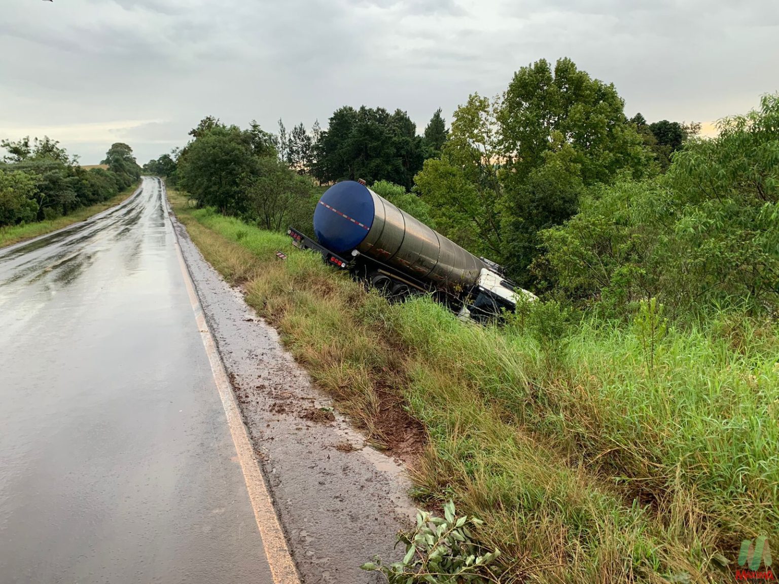 Carreta tanque sai da pista na ERS-324 em Ronda Alta