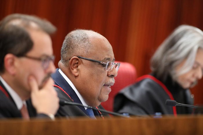 Relator vota por tornar Bolsonaro inelegível; julgamento no TSE continua amanhã.