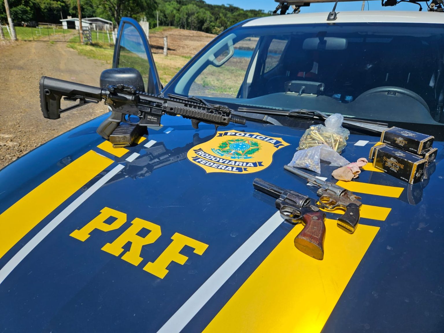 PRF prende criminoso transportando fuzil, revólveres e munições na BR 285