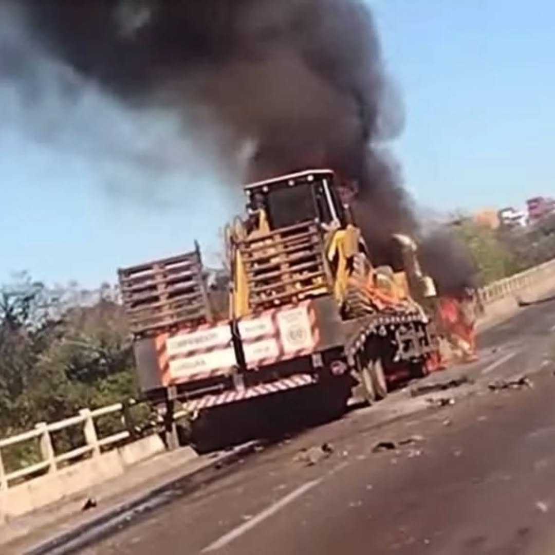 Acidente entre carro e dois caminhões provoca bloqueio na BR-290