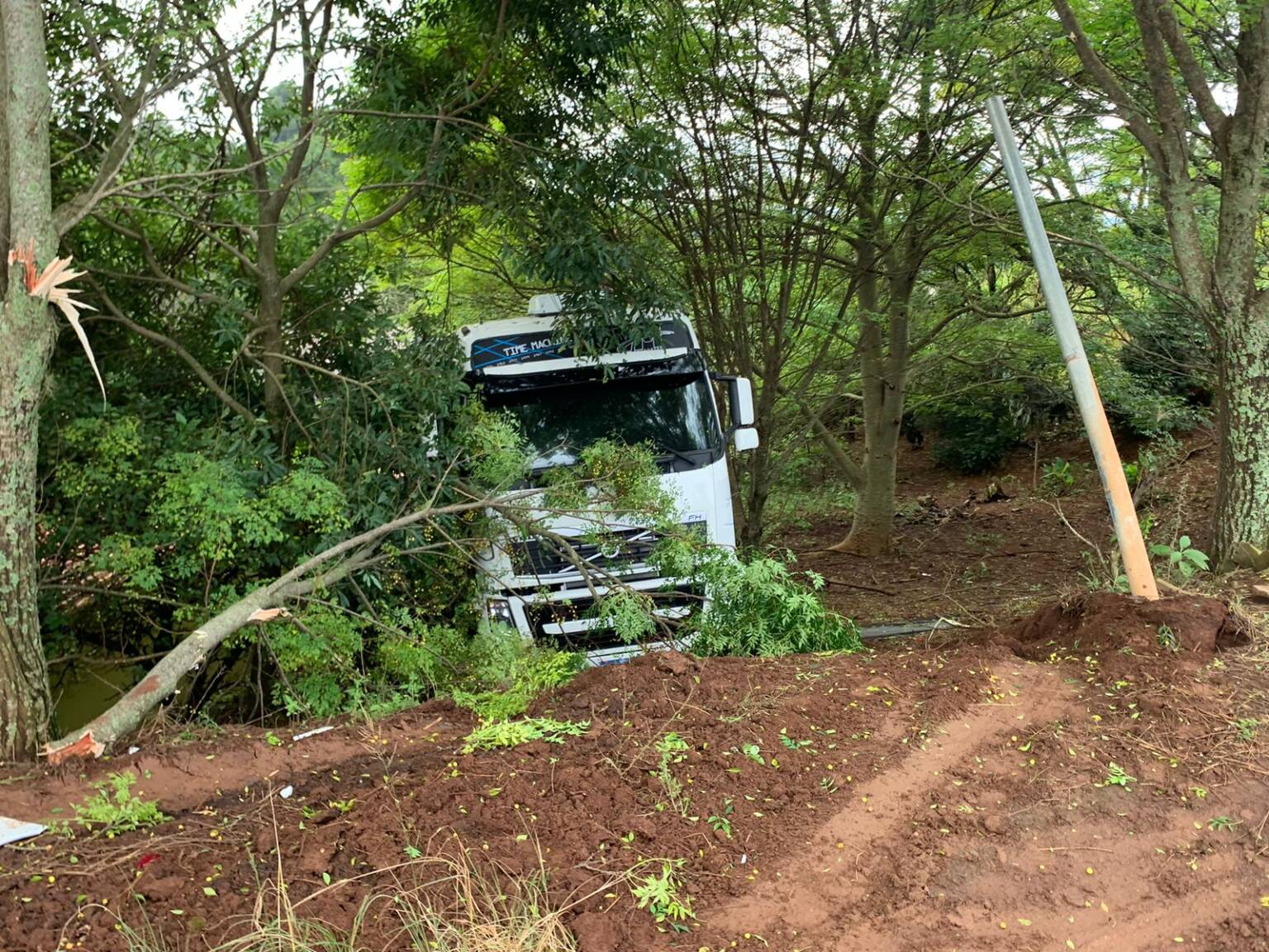 Caminhão sai da pista devido aos buracos na ERS 324 em Três Palmeiras