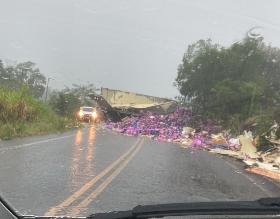 Acidente com carreta carregada de alho interdita ERS-163 em Barra do Guarita