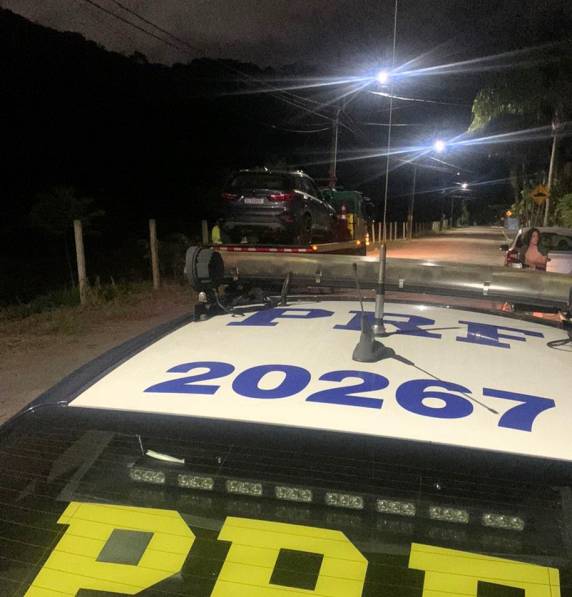 Homem embriagado foge de abordagem, atropela pedestre, invade casa e é preso em Balneário Camboriú