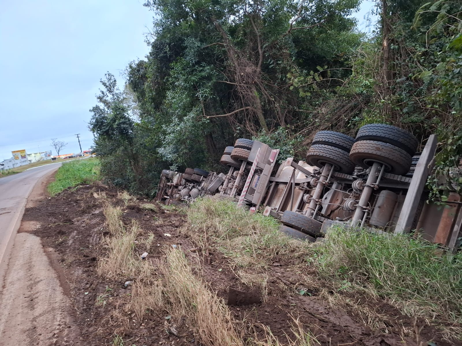 Carreta com carga de calcário tomba na ERS-342 próximo ao Posto 44 em Ijuí
