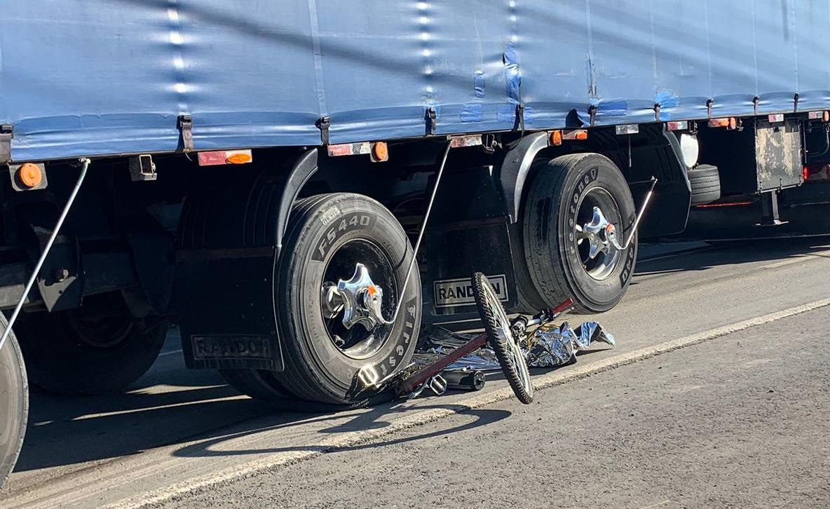 Ciclista morre ao ser atropelado por caminhão na BR-282