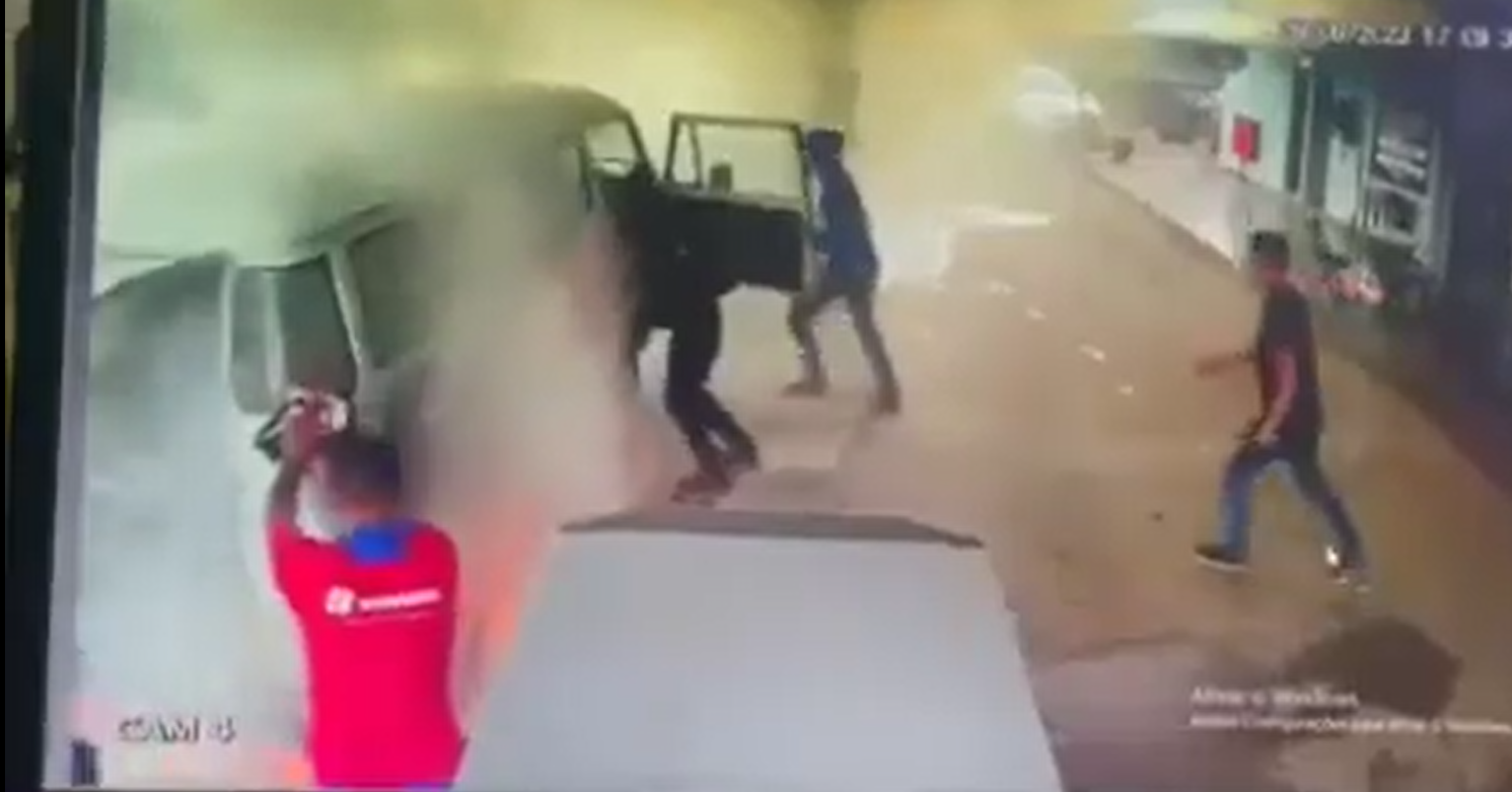 Kombi pega fogo em posto de gasolina no município de Caseiros