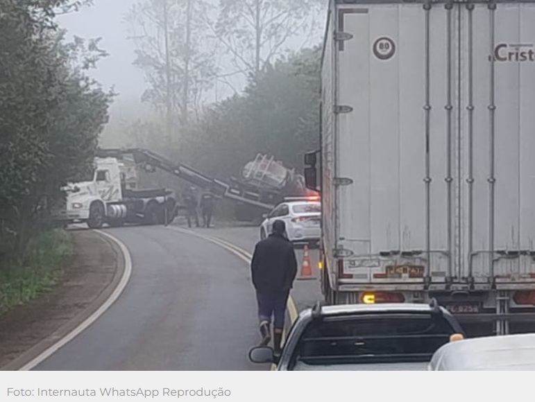 Caminhão colide em árvore após sair da pista na RSC-472, entre Três Passos e Tenente Portela