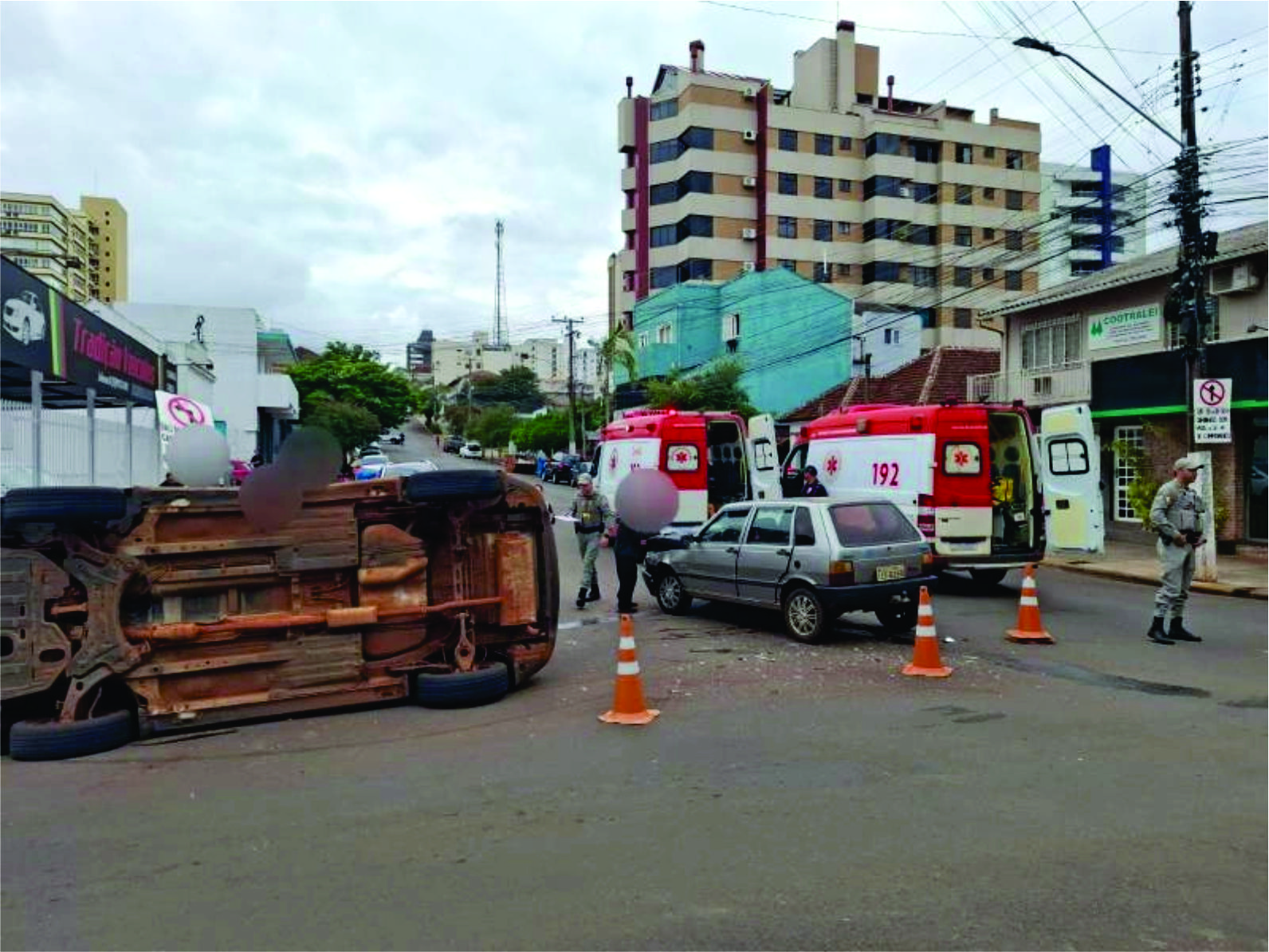 Colisão na área central de Ijuí faz veículo tombar deixando uma pessoa ferida