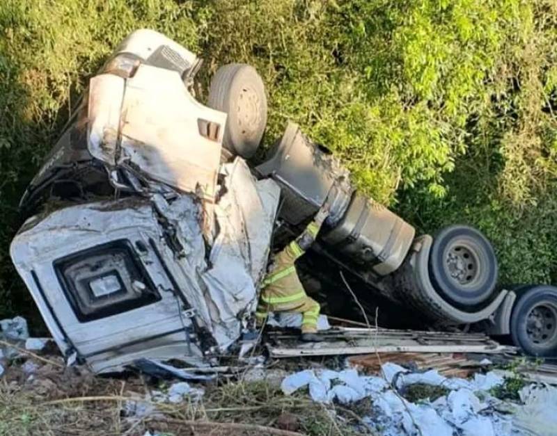 Caminhão tomba com carga na BR 285, em Entre-Ijuis