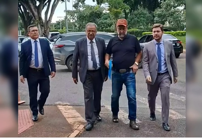 Líder dos caminhoneiros vai à Presidência da República comunicar paralisação