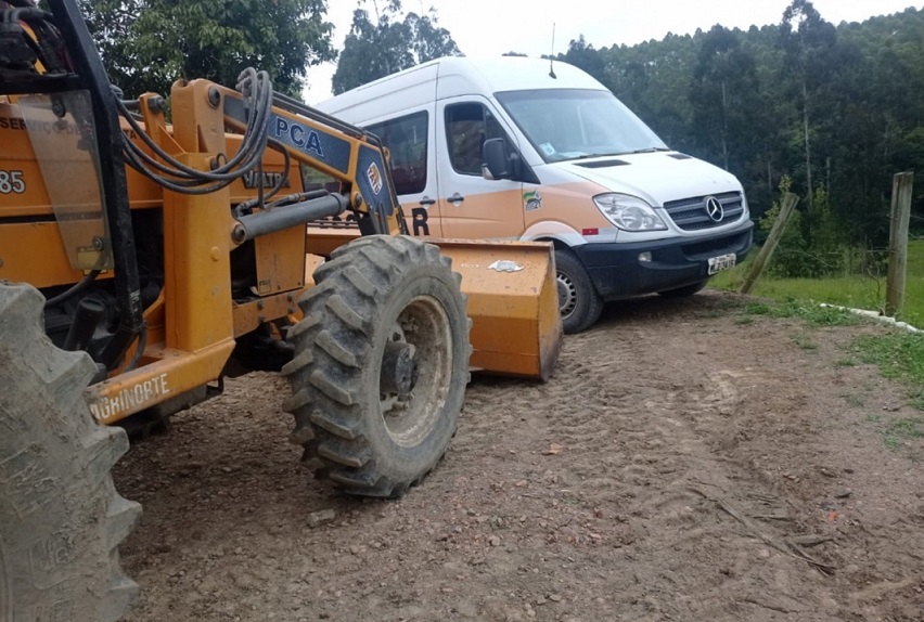 Motorista morre prensado por van escolar em acidente em SC