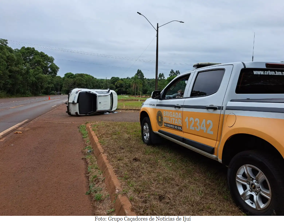 Veículo capota após acidente na ERS-155 no trevo da Fonte Ijuí