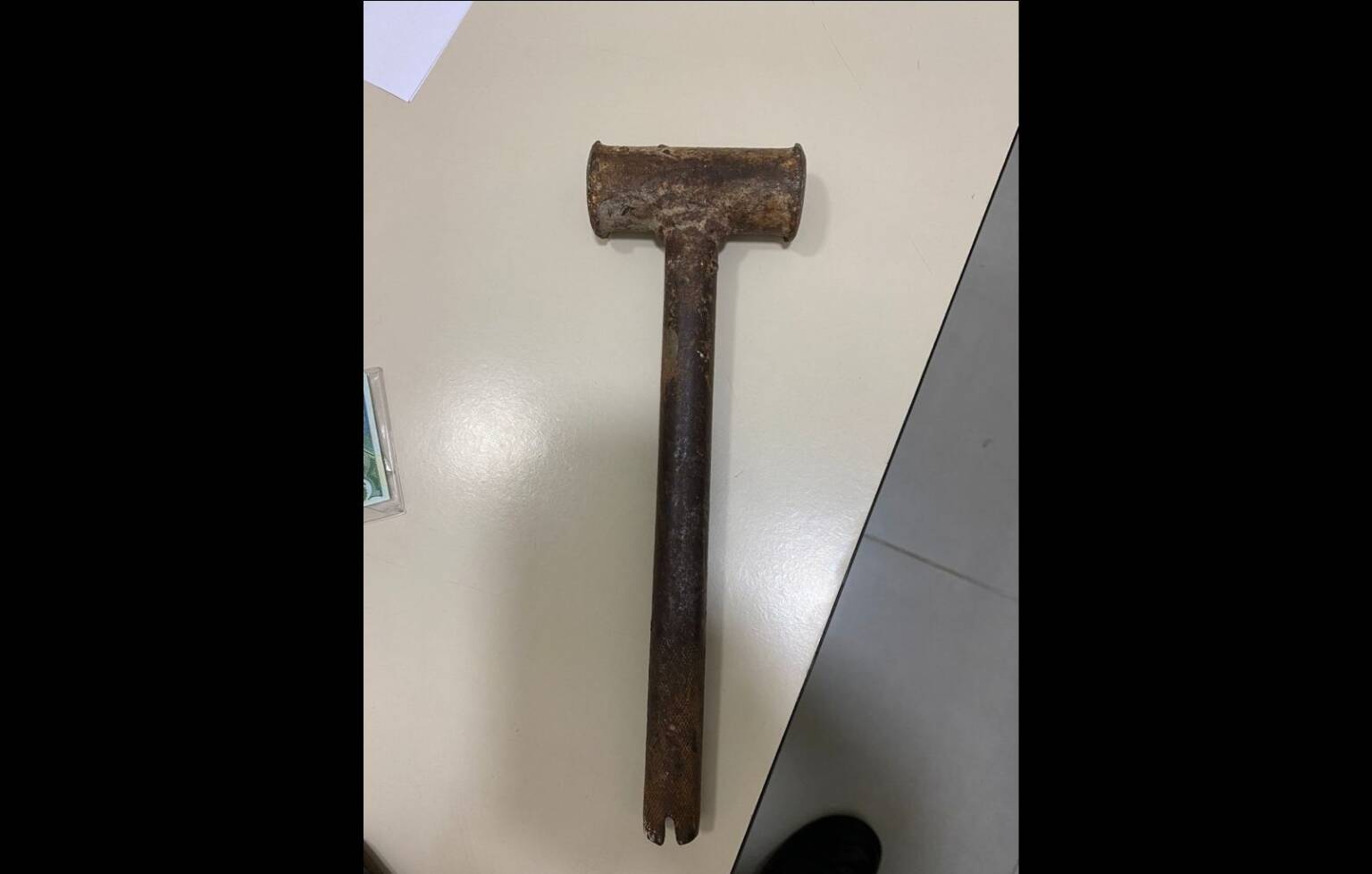 Acusada de racismo é detida pela polícia, portando uma marreta, em escola de Passo Fundo