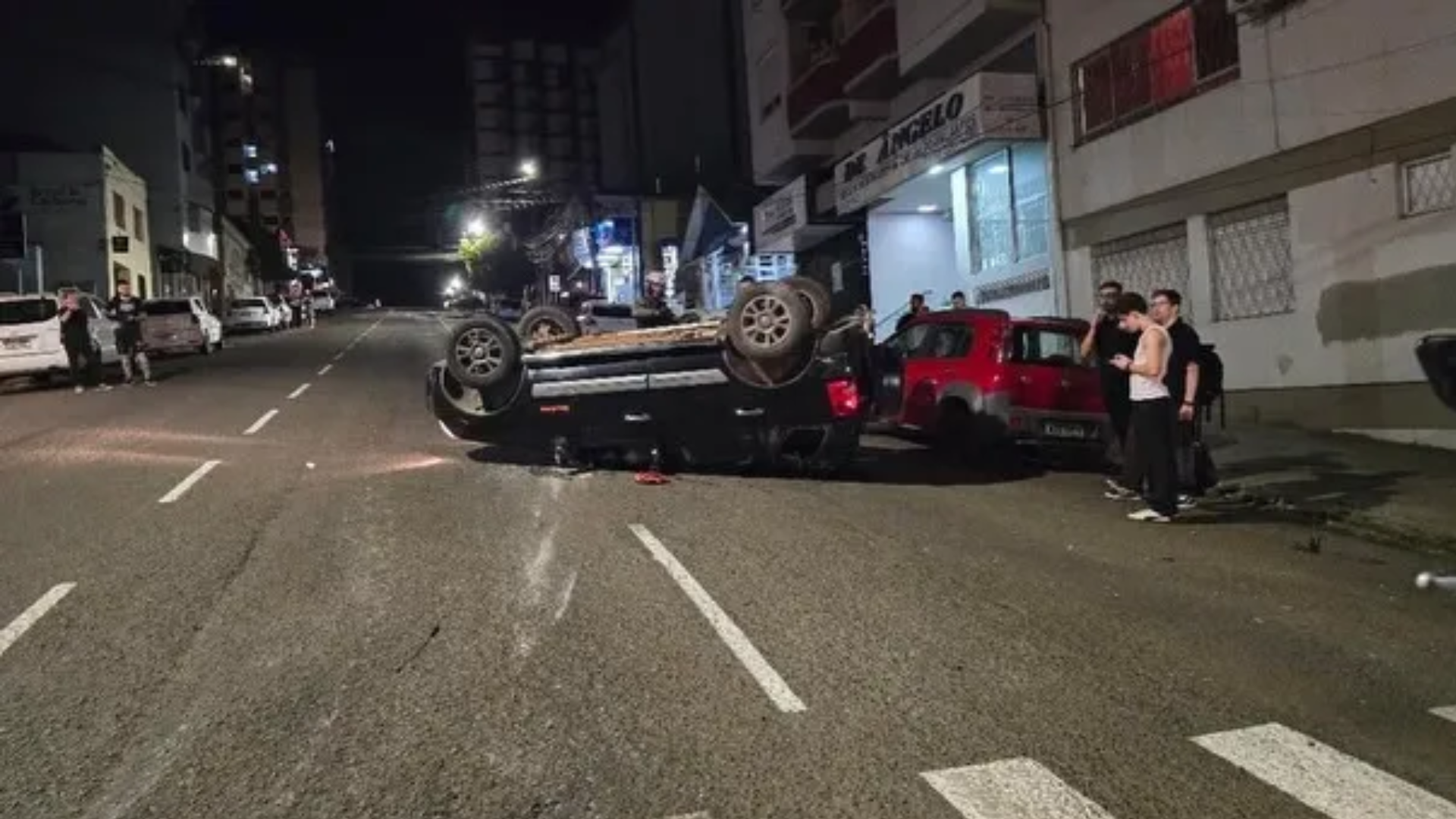 Acidente deixa quatro pessoas feridas no Centro de Passo Fundo