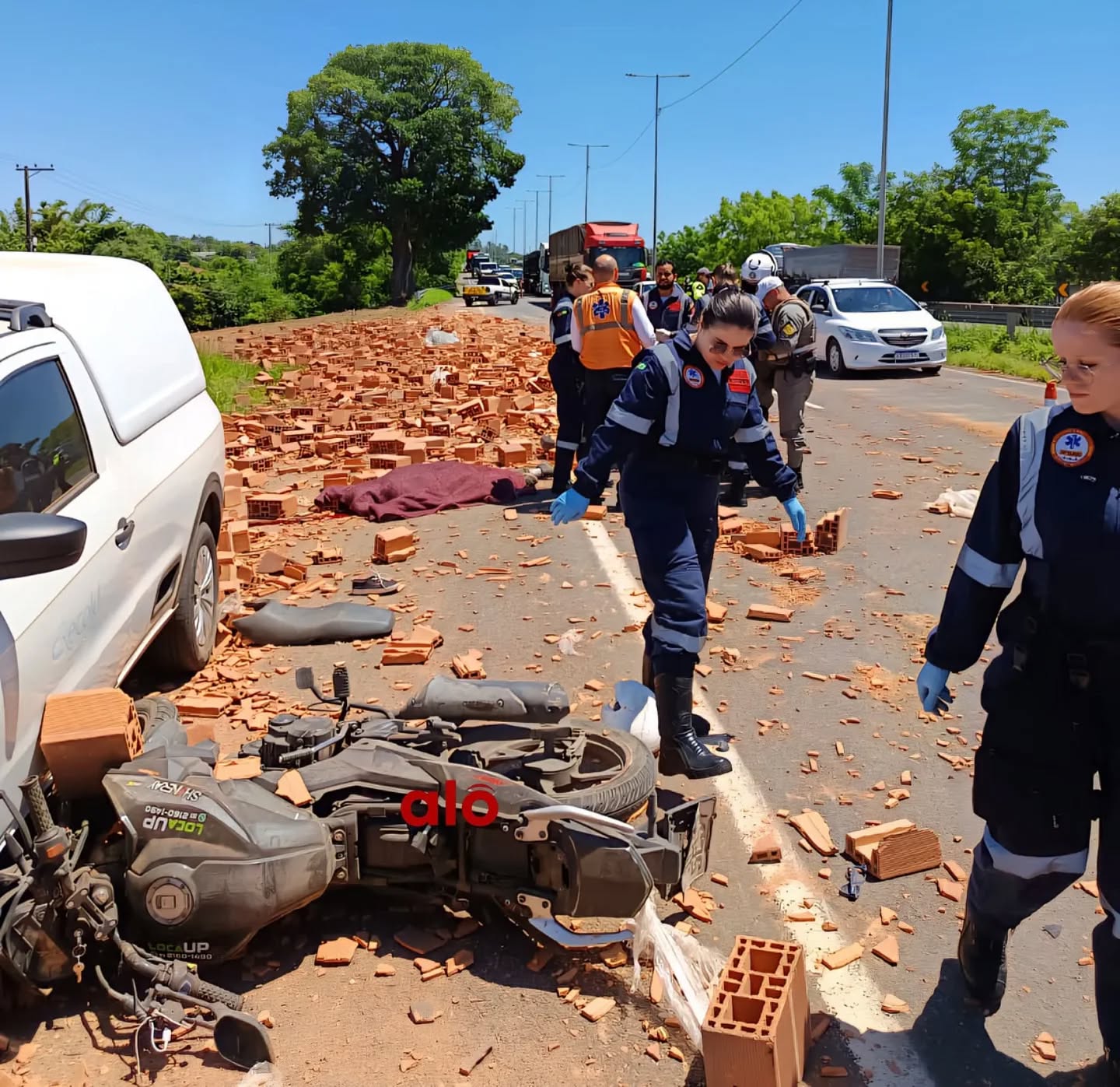 Tragédia na 118: Carga de caminhão cai sobre moto e deixa duas pessoas mortas