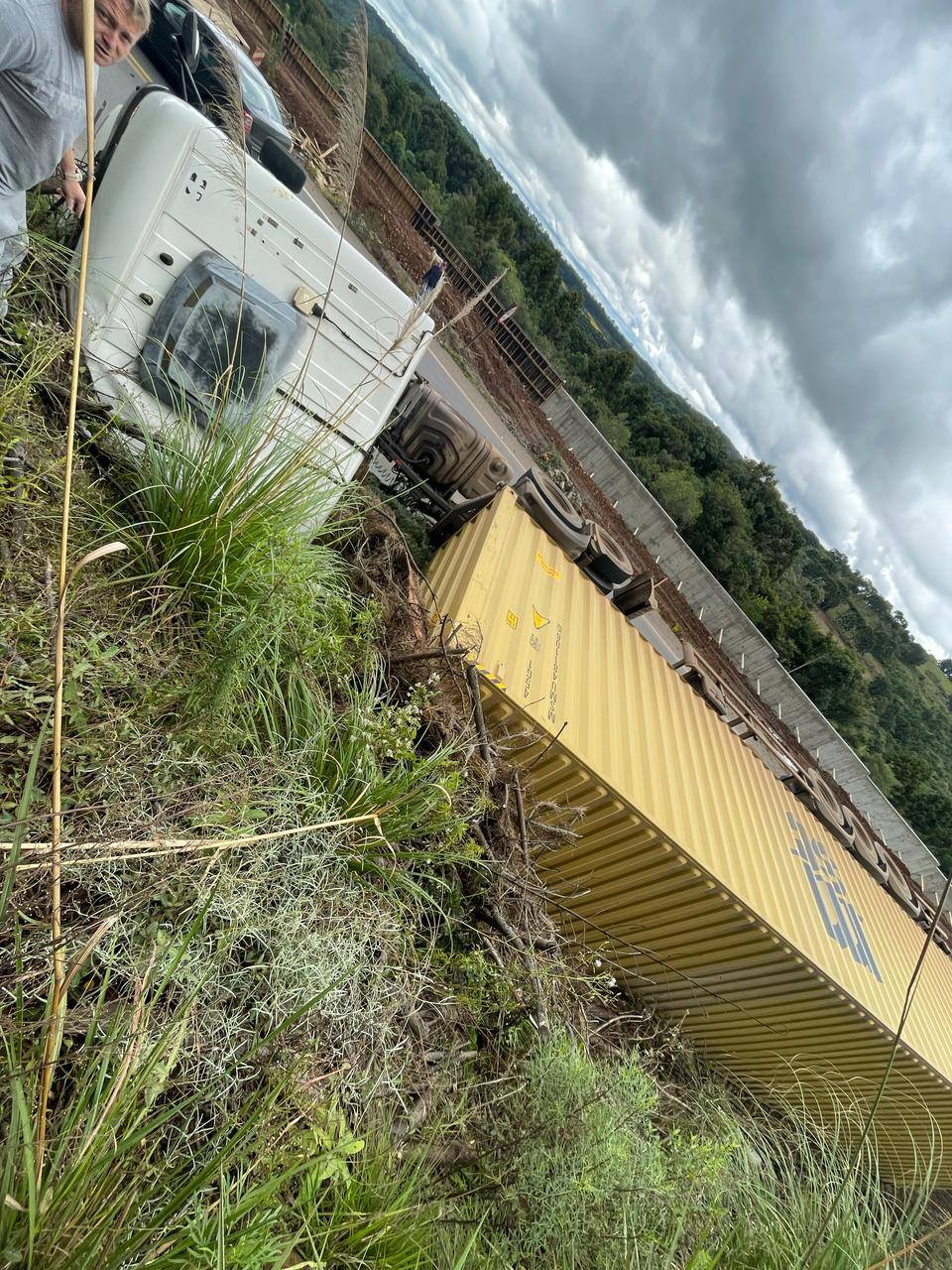 Carreta Frigorífico de Três Passos tomba na BR-470 em Santa Catarina