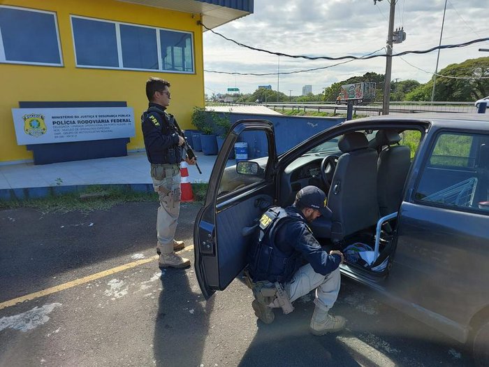 Jovem é preso enquanto estrangulava ex-companheira dentro de carro na BR-290, em Porto Alegre