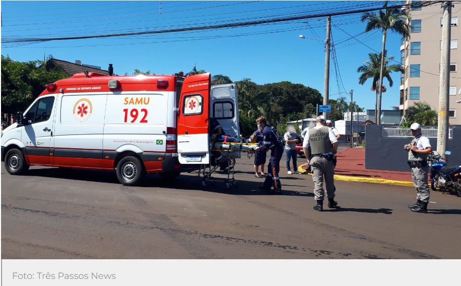 Condutora de motocicleta é levada ao hospital após acidente no centro de Três Passos