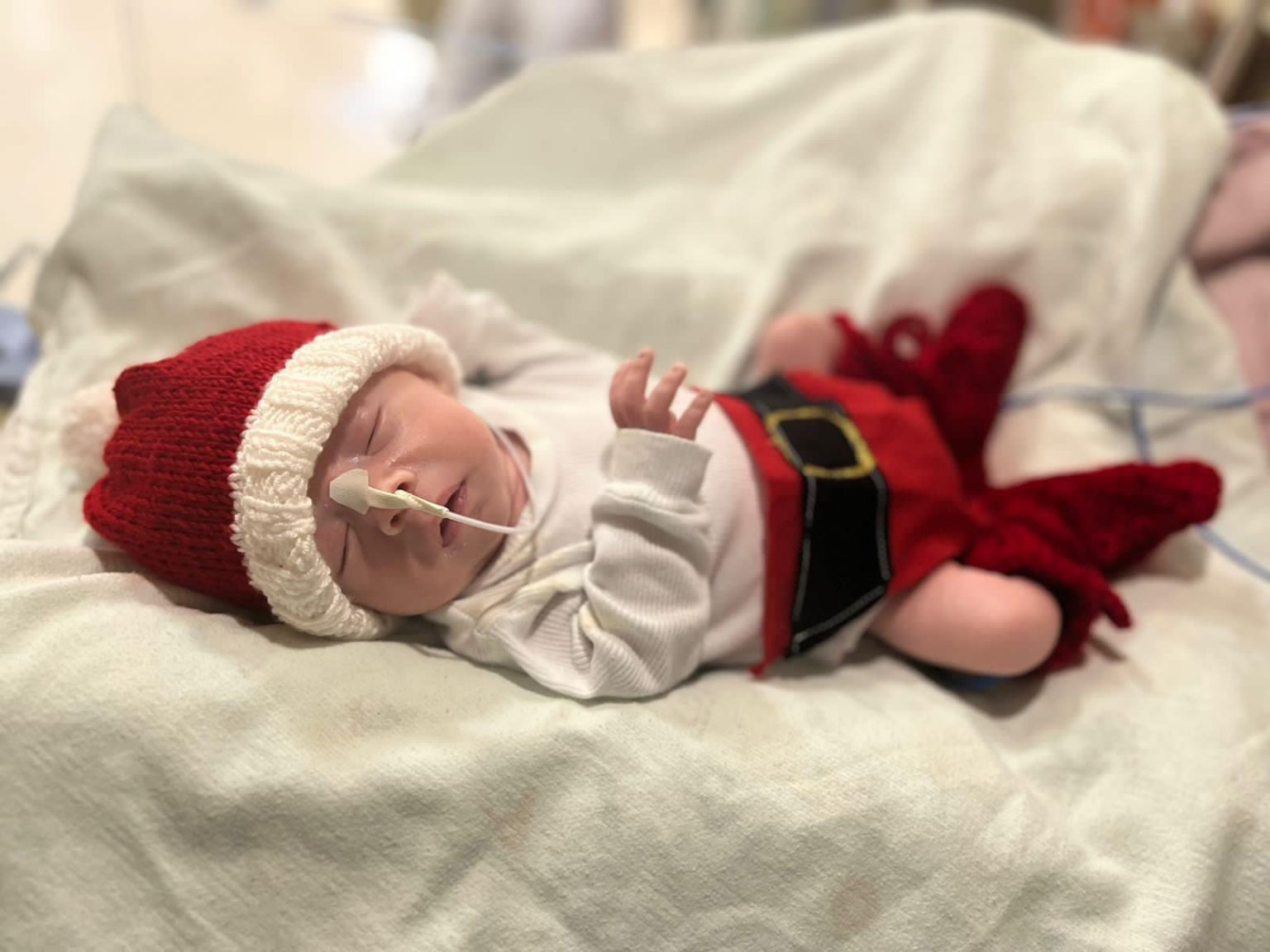 Fofura de Natal na UTI Neonatal: bebês vestidos de Papai Noel encantam pais e equipe médica de Hospital em Erechim
