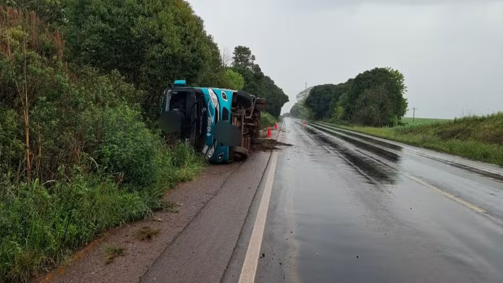 Ônibus com religiosos tomba em Cruz Alta e deixa quatro feridos