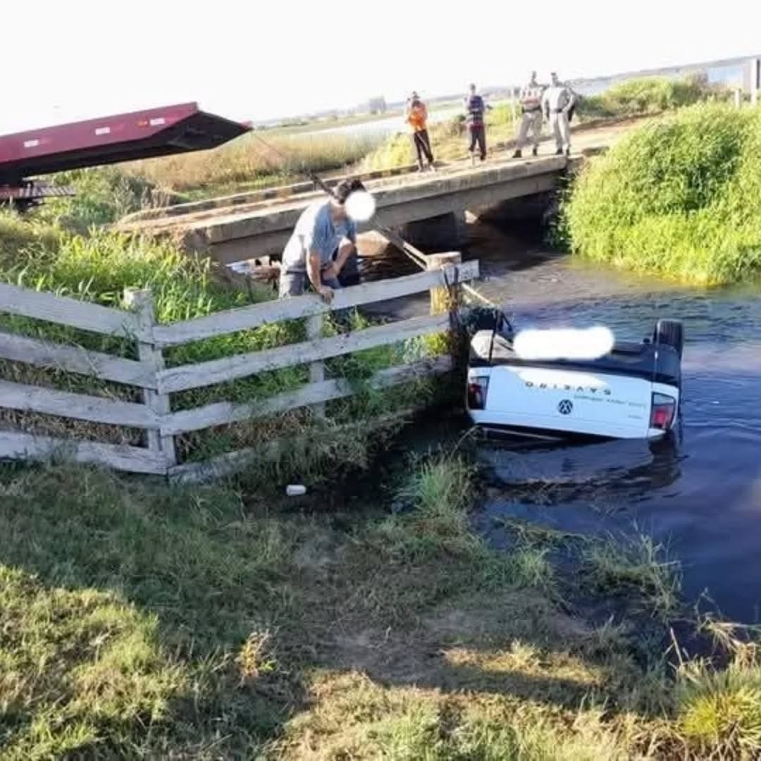 Motorista fica preso ao cinto de segurança e morre em acidente em um canal de irrigação no interior do RS