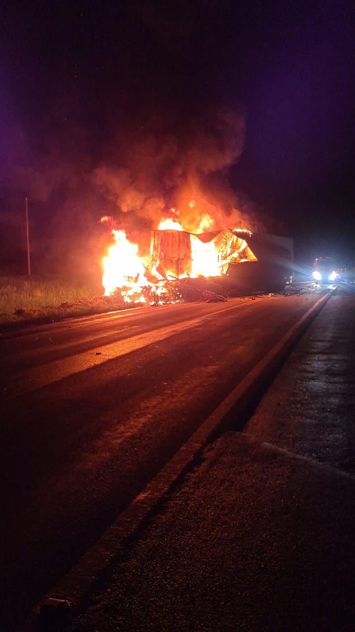 Grave acidente com óbito envolve duas carretas, dois carros e uma van na ERS-155