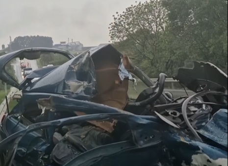 Carro quase parte ao meio após acidente e motorista sobrevive em Passo Fundo