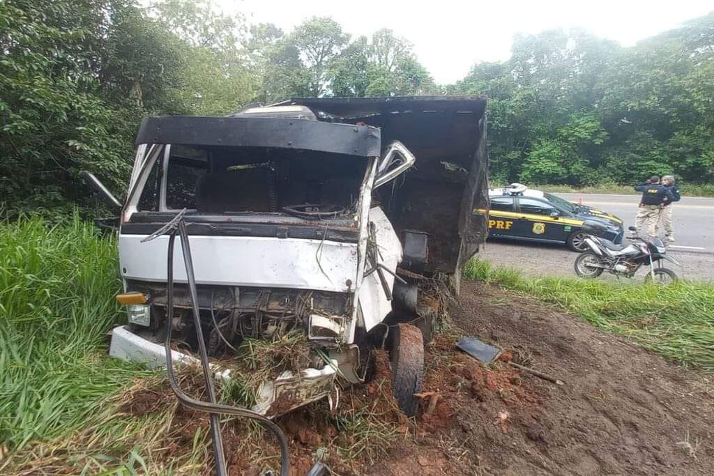 Caminhão sai da pista e colide em barranco na BR-158