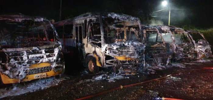 Incêndio destrói 05 veículos da Prefeitura Municipal