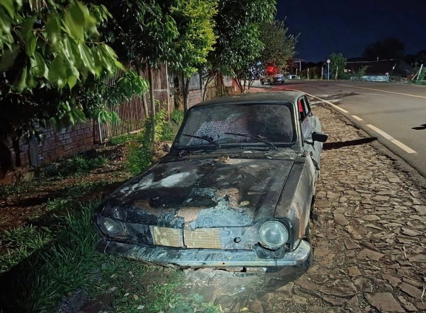 Veículo pega fogo e colide em carro estacionado em Panambi