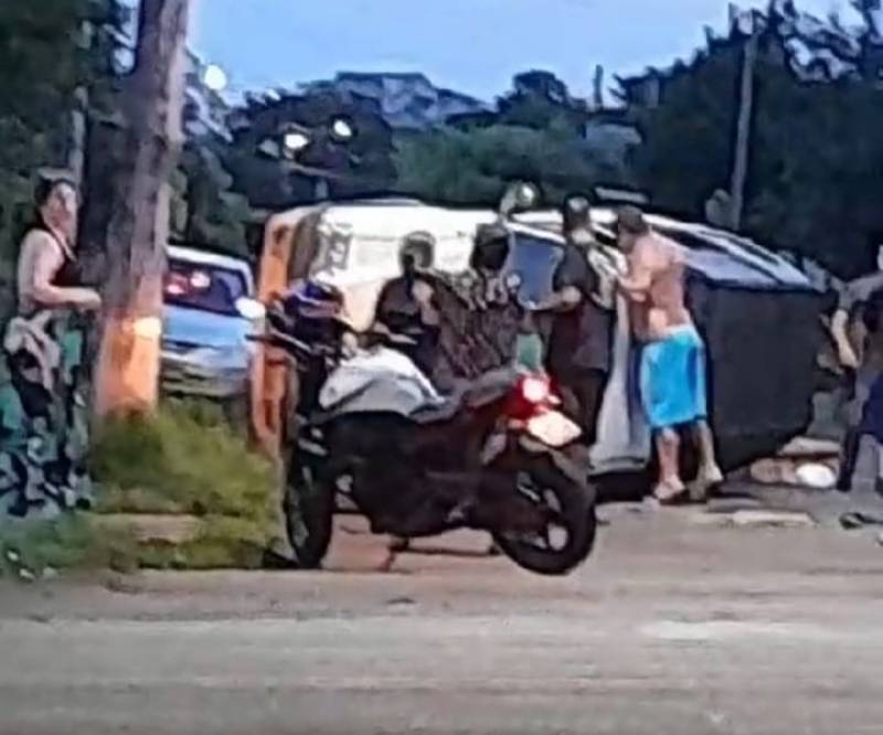 Veículo capota após colisão na Avenida Salgado Filho, em Santo Ângelo