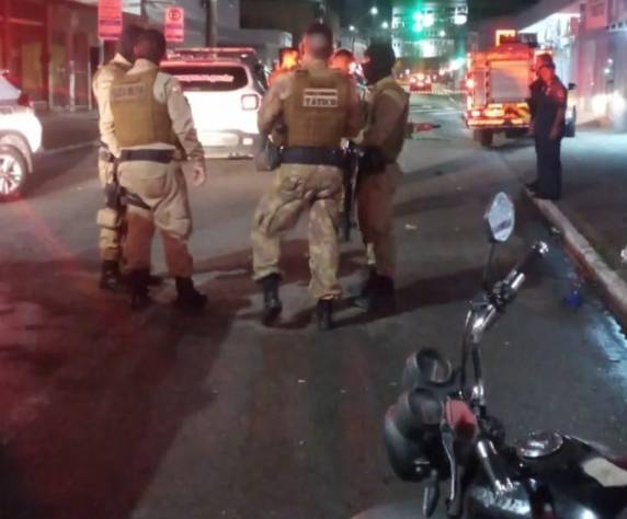 Motociclista morre ao bater contra poste durante fuga, e adolescente de 14 anos fica ferida em SC