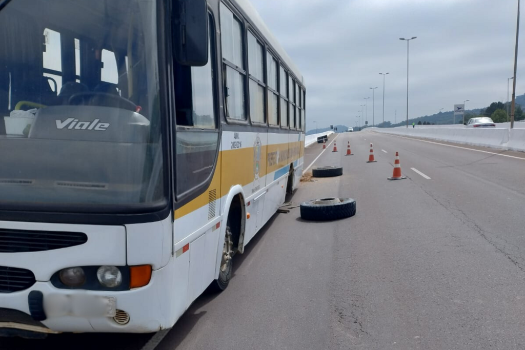 Pneus se soltam de ônibus de prefeitura ao passar sobre viaduto da BR-158
