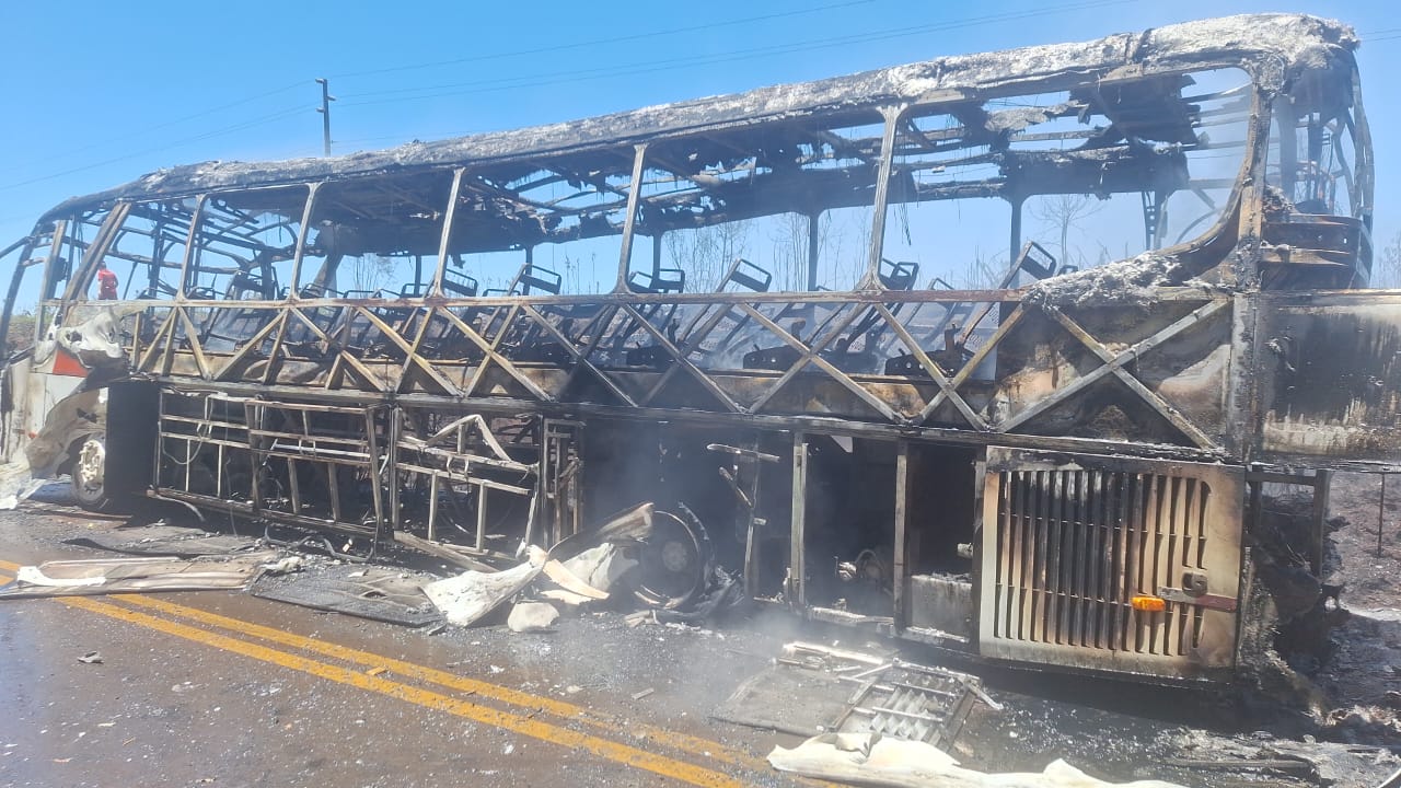 Ônibus fica destruído após incêndio na ERS-324 entre Ronda Alta e Pontão