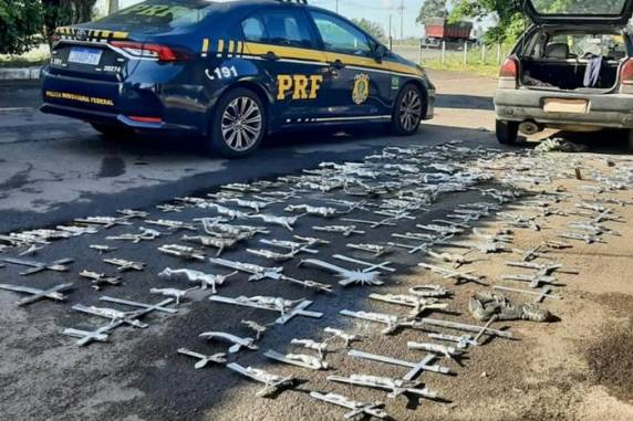 Quarteto é preso na BR-290 com carro registrado em nome de mulher já falecida carregando 250 objetos furtados de túmulos