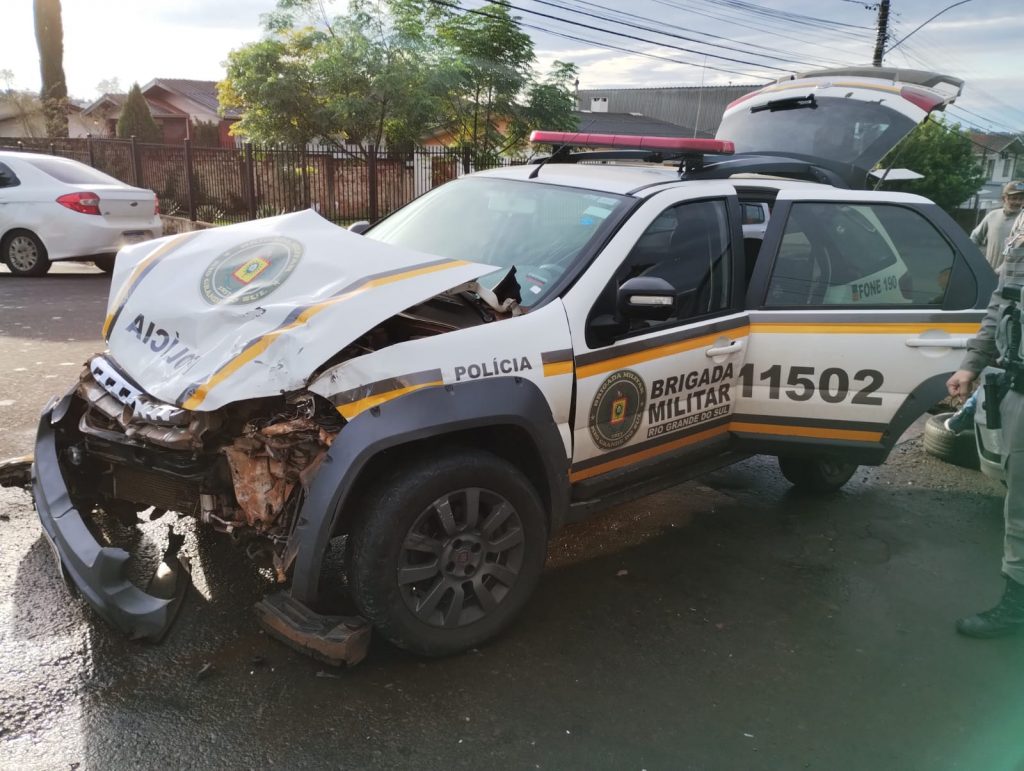 Duas pessoas ficam feridas em acidente de trânsito envolvendo viatura da Brigada Militar em Passo Fundo