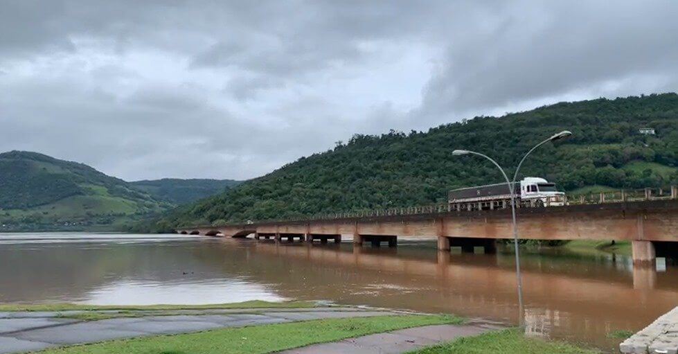 Colisão entre caminhão e camionete na ponte do Goio-Ên joga veículo no Rio Uruguai