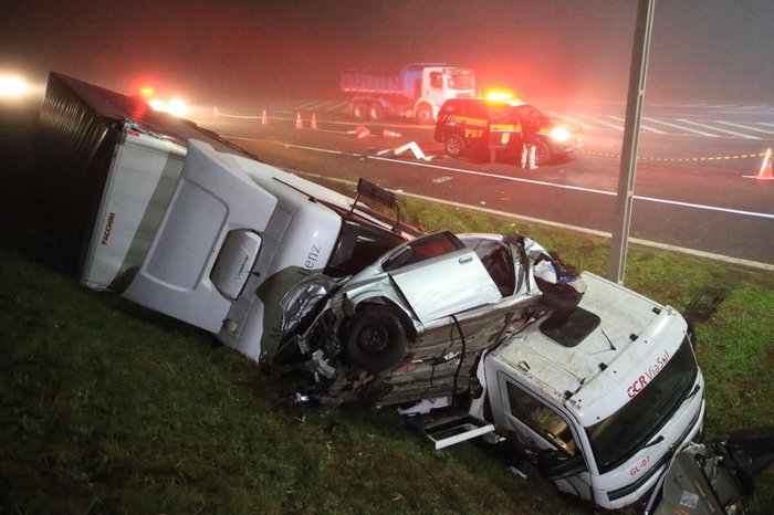 Passageiros de carro em pane morrem em colisão envolvendo guincho e caminhão na freeway