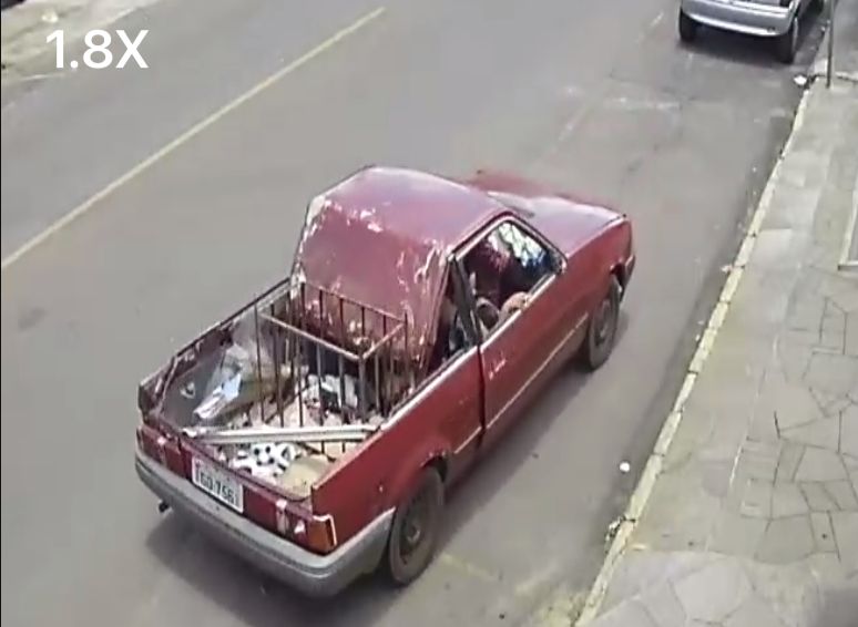 Condutor invade pista de motoboy, causa acidente e foge do local em Passo Fundo